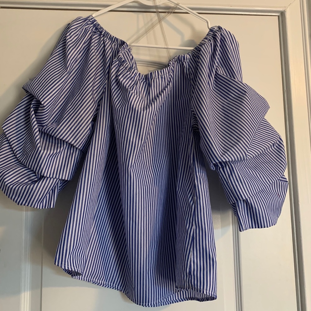 Women’s blouse with ruffle sleeves size large